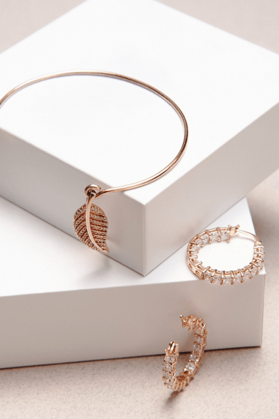 The Art of Adorning: A Guide to Choosing the Perfect Jewelry โ Zevarly