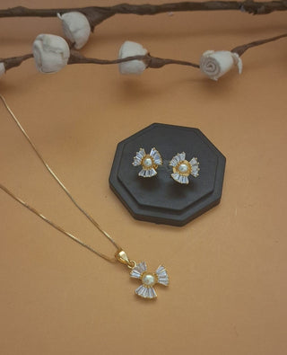 Anvi highly Reflective Pendant Set - AD Pendant Set | Pendant Close-Up | Buy Online India | Zevarly