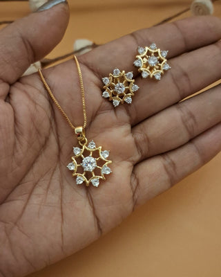 Bristi Minor Pendant Set - AD Pendant Set | Pendant Close-Up | Buy Online India | Zevarly