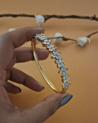 Manvi Basic Openable AD Bracelet - AD Bracelet | Bracelet Close-Up | Buy Online India | Zevarly