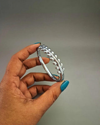 Radhika Anti Tarnish Bracelet - AD Bracelet | Bracelet Close-Up | Buy Online India | Zevarly